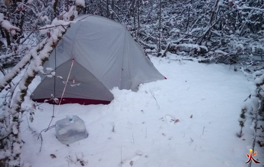 yakasurvie tente sous la neige