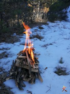 yakasurvie feu foyer combustion par le bas feu sur la neige