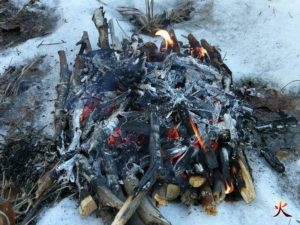 yakasurvie-yakasurvie feu foyer combustion par le bas fin du feu sur la neige