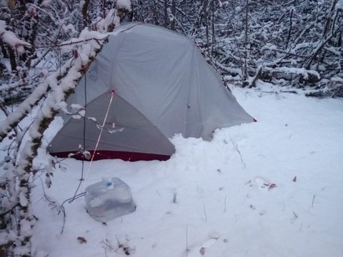 yakasurvie neige tente fondation